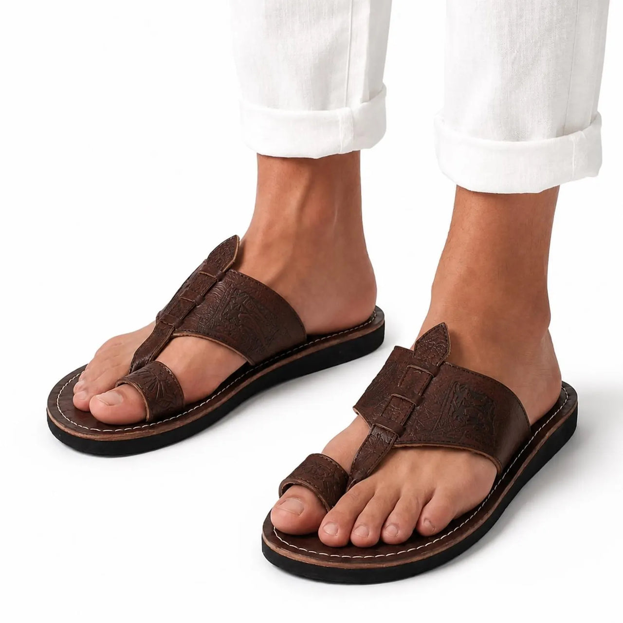 Sandales marocaines homme en cuir marron – Babouches ouvertes avec entre-doigt – Artisanat traditionnel