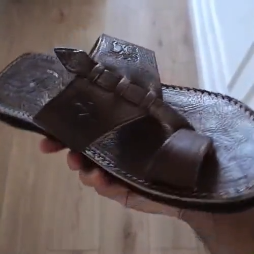 Sandales marocaines homme en cuir marron – Babouches ouvertes avec entre-doigt – Artisanat traditionnel